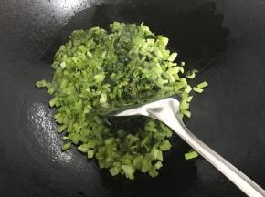 放入雪菜翻炒后盛出待用。