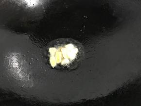 锅中再次倒入适量油，爆香姜、蒜。