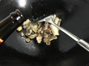 倒入适量料酒。