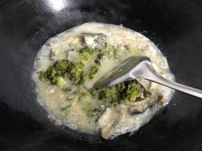 放入雪菜拌匀后煮开。