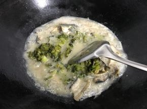 放入雪菜拌匀后煮开。