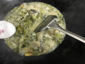 加少许盐调味。