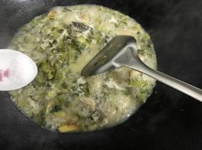 加少许盐调味。