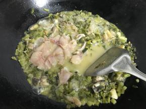 放入腌制好的黑鱼片。