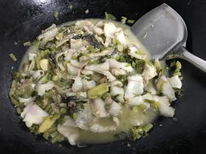 等到鱼片肉变色后即可熄火。