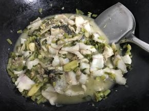 等到鱼片肉变色后即可熄火。