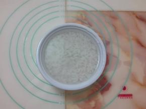 将米饭放在碗里，加入少量清水泡散。