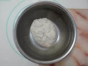 倒入面粉中和成团，略微醒一会。