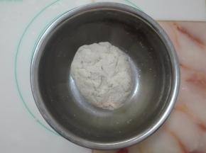 倒入面粉中和成团，略微醒一会。