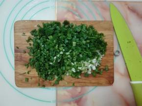 香葱切成葱花。