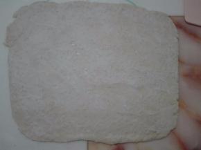 再均匀的抹上一层熟猪油。