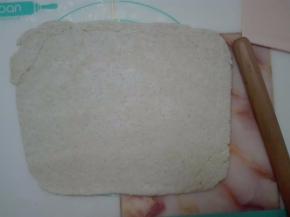 把醒好的面团擀成长方形的面片。