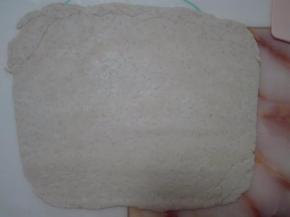 在面片上面均匀的撒上适量食盐。