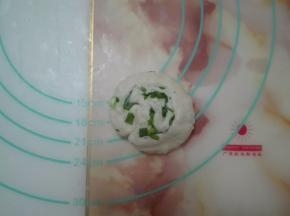 取一个卷，竖放在桌上，用手按扁。