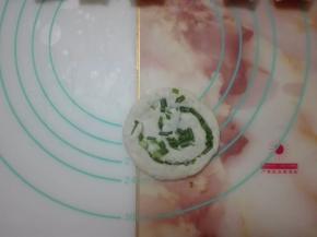 擀成圆饼形状。