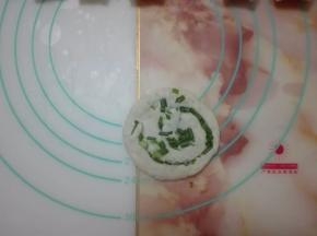 擀成圆饼形状。