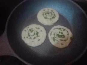 平底锅烧热，刷薄薄一层油，放入饼坯，小火煎制。