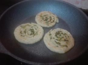 一面煎黄后翻面，另一面也煎黄即可出锅。