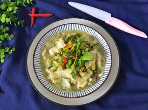 出锅前撒上香菜。