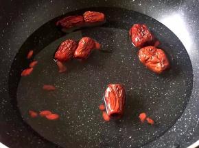 将红枣，苟记用水浸泡一会清洗干净