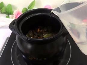 放入600ml开水入煲中