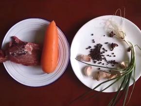 将胡萝卜，牛肉花椒，大蒜，生姜，葱准备好