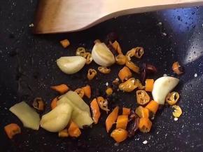 将大蒜去皮洗净，生姜去皮切薄片，尖椒洗净，切段，锅里放油，花椒，大蒜，生姜，尖椒八角放入爆香。