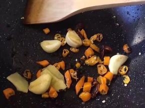 将大蒜去皮洗净，生姜去皮切薄片，尖椒洗净，切段，锅里放油，花椒，大蒜，生姜，尖椒八角放入爆香。