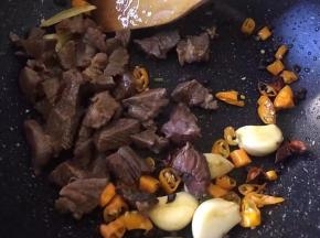 将之前的牛肉放入锅中翻炒