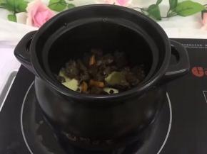 准备一个煲，将炒好的牛肉放入煲中