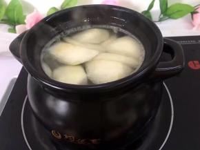 将梨块慢慢放入煲中，避免水贱出来