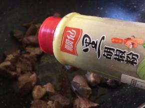 放少黑胡椒粉入锅，煎至牛肉上色