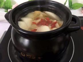 小火慢炖30分钟后放入苟记