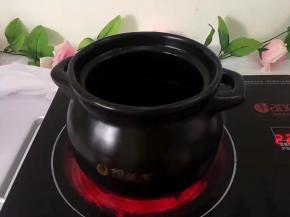 在煲里放600ml清水，烧至快要鼓泡时放入冰糖