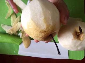 用削皮工具将皮削掉，梨子皮留下