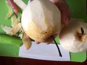 用削皮工具将皮削掉，梨子皮留下