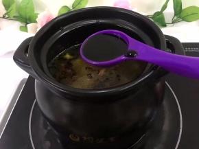 放入一勺老抽，半勺白糖，适量啤酒入煲内