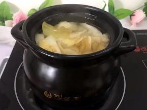 将梨子皮放入煲中，小火炖