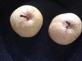 将盐撒梨上，泡会水用手搓一搓，在清洗干净