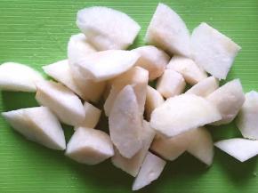 将俩梨都削皮，在将梨肉切小块