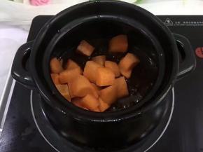 将胡萝卜洗净切块放入煲中煮30分钟