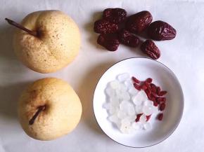 将梨，冰糖，苟记，红枣准备好