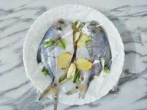 抓匀放入冰箱冷藏腌制两个小时