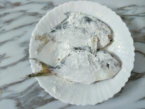 腌制好的鲳鱼沥干水分，裹上一层淀粉