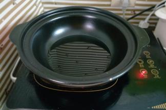 锅里倒入比炒菜稍微多一点的油烧热