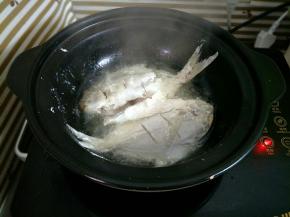 放入鲳鱼中火煎30秒左右翻面