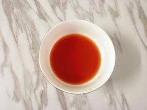 白糖、番茄沙司、清水和少许盐勾兑一碗汁