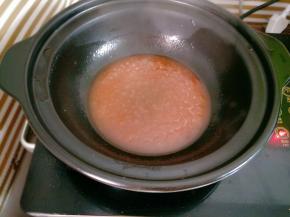 锅里少许底油烧热，倒入茄汁煮开