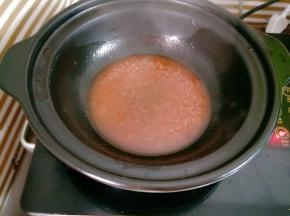 锅里少许底油烧热，倒入茄汁煮开
