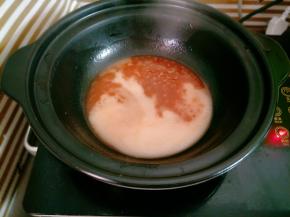 倒入水淀粉煮至浓稠，冒密集的小气泡关火